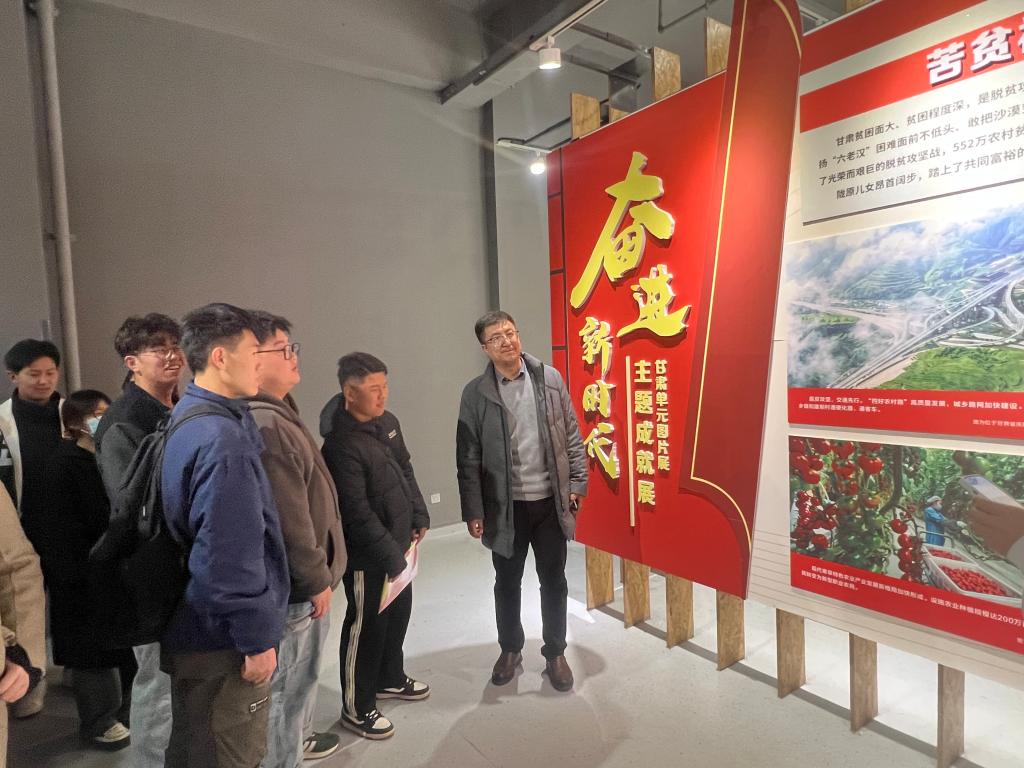 gg999策略手机白菜参观“奋进新时代”主题成就展甘肃单元图片展