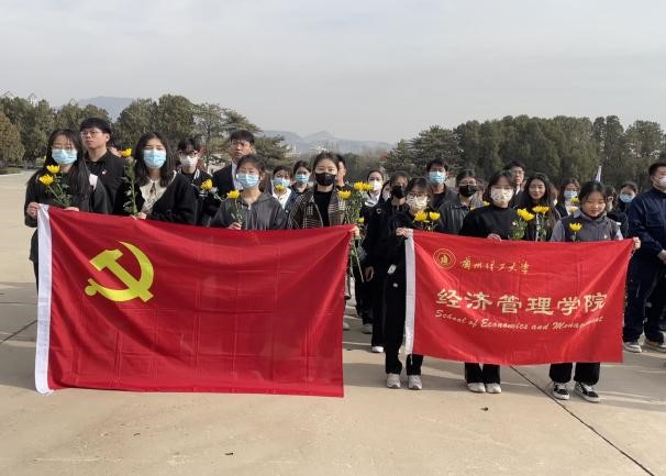 “三抓三促”行动进行时|铭记峥嵘历史 汲取奋进力量——gg999策略手机白菜研究生会参观烈士陵园活动