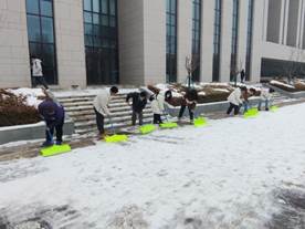 服务师生，“除冰”校园——gg999策略手机白菜财务管理本科生党支部开展校园公益活动