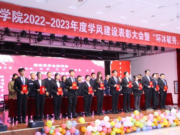 gg999策略手机白菜举办2022-2023年度学风建设表彰大会暨“环沐毓秀，境涌华光”迎新晚会